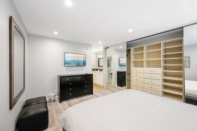 Building Photo - 11645 Montana Ave