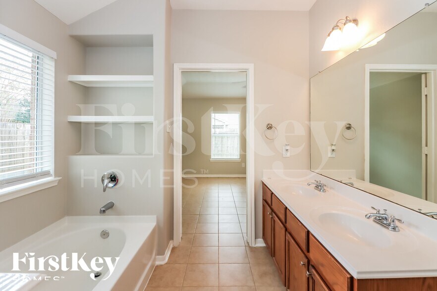 Building Photo - 2726 Lakecrest Way Dr