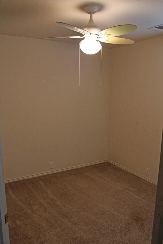 Building Photo - Lovely 3 BR 2 BA Home for Lease in Cross Oak Ranch Addition