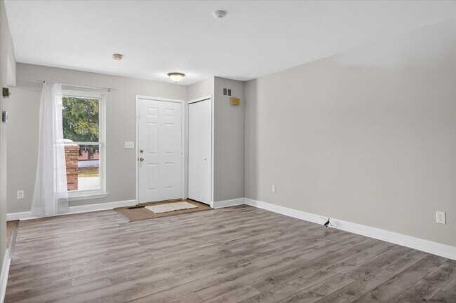 Building Photo - 41070 Southwind Dr