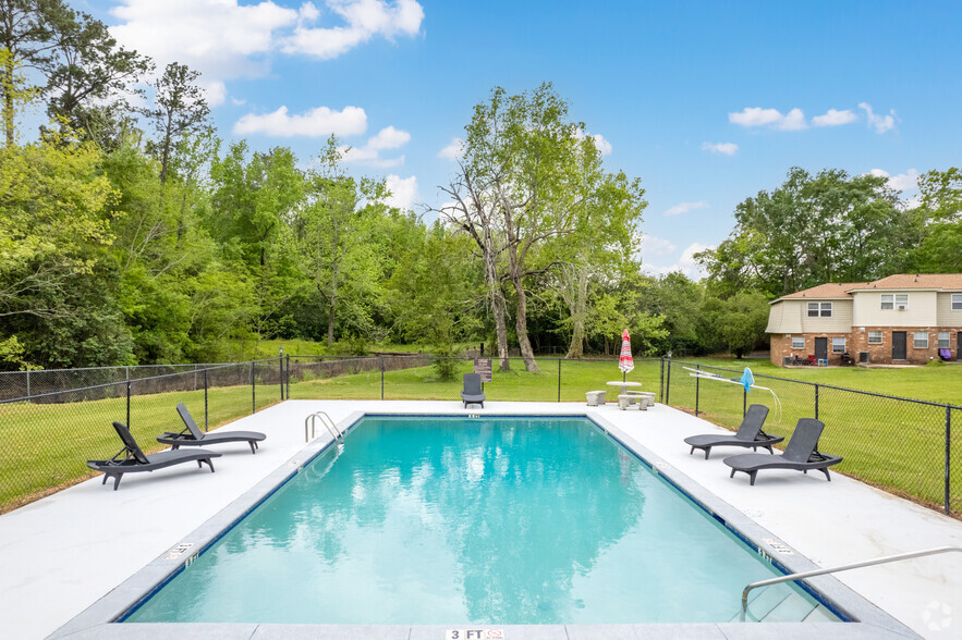 Primary Photo - Carriage House Apartments