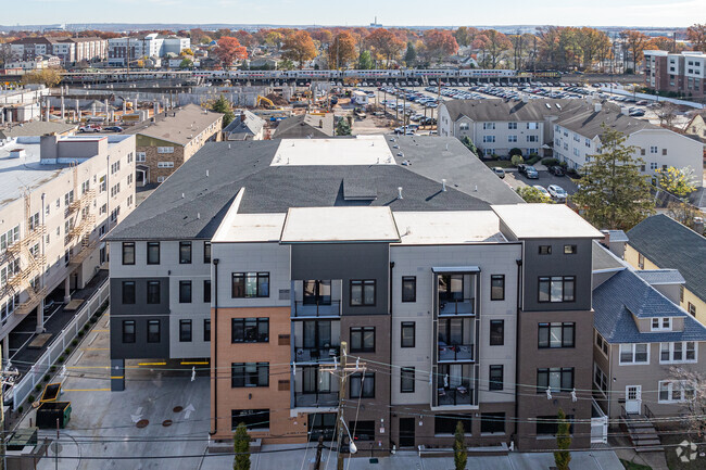 Alternate - 35 W Price St