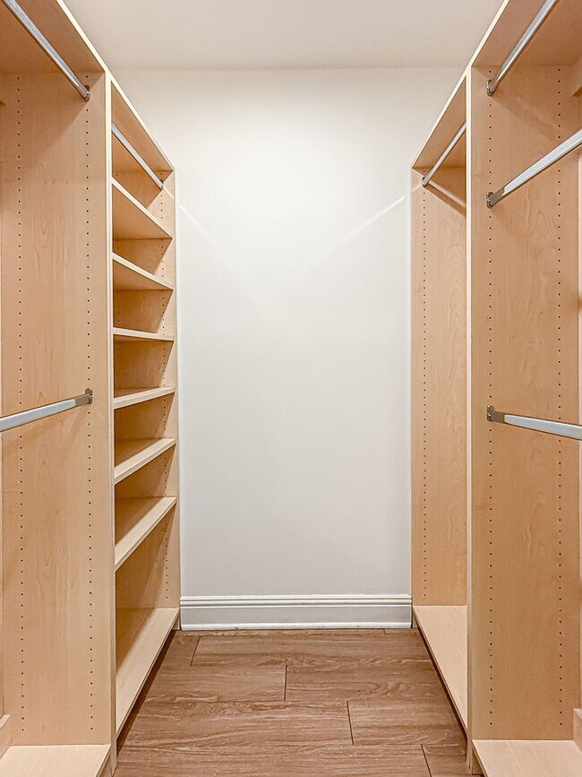 Building Photo - Upgraded Sherman Oaks 4+4 home - Ready for Move In!