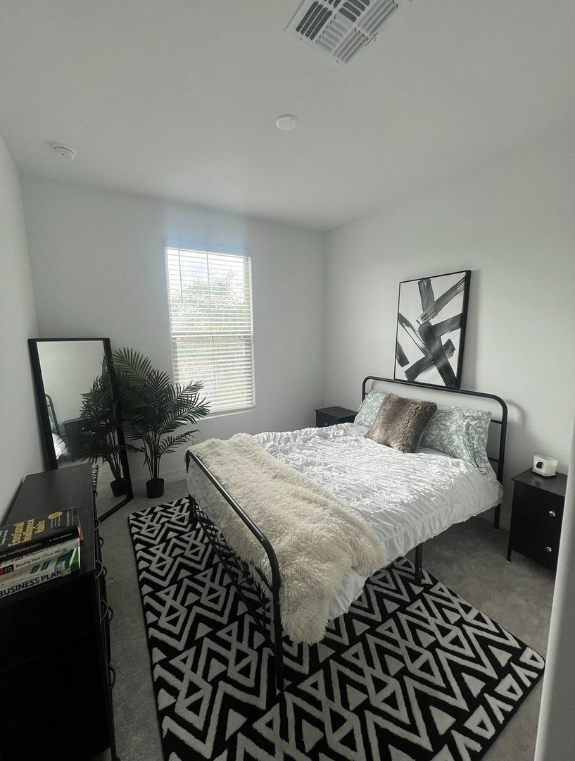 Building Photo - 2044 E Prairie Dog Dr