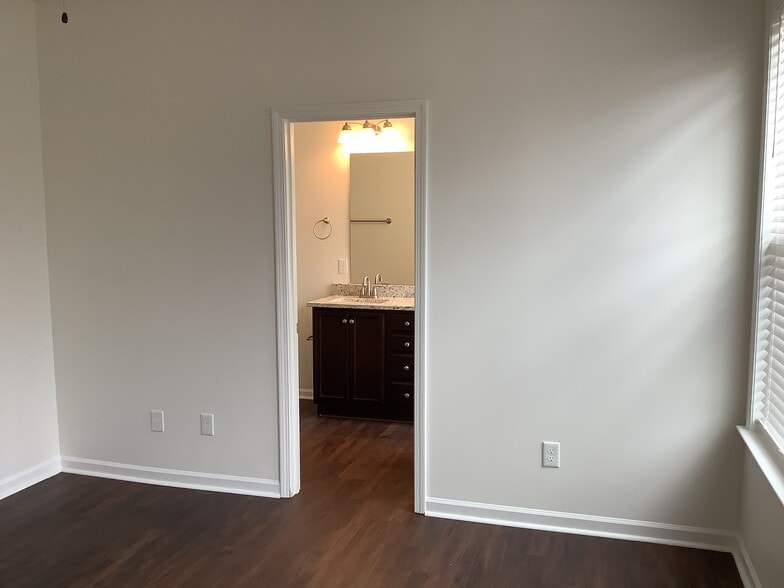 Building Photo - 125 Bur Oak Dr