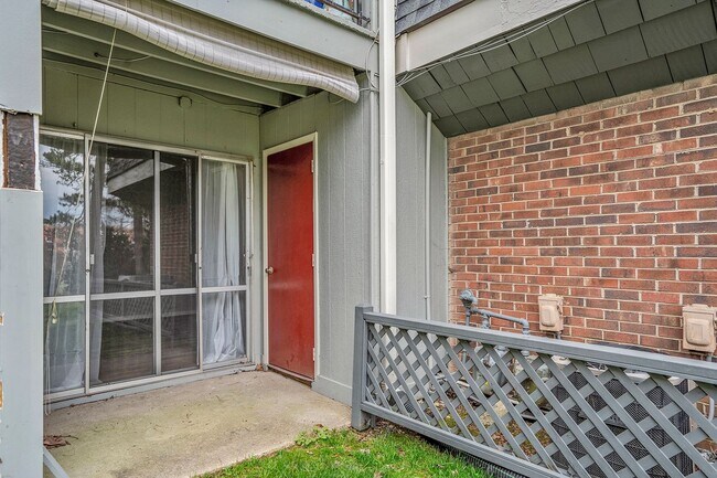 Building Photo - 2 Bed 1.5 bath Condo - Close to UNC!  Beautifully Renovated! $500 off first month's rent!