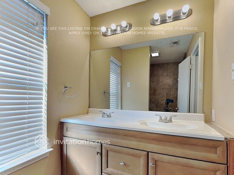 Building Photo - 2650 Fairmont Dr