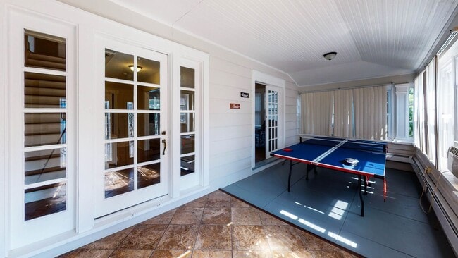 Building Photo - Charming and Spacious 5BD 2.5BA House in Beaver Hills!