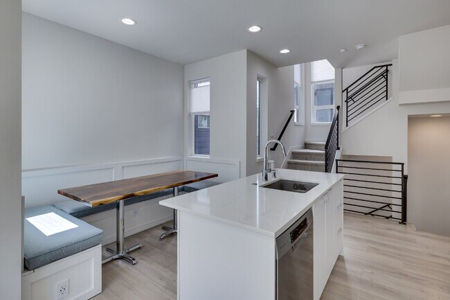 Building Photo - Luxury Capitol Hill Townhome Available Now!