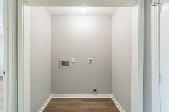 Building Photo - Charming & Spacious Home in La Porte!