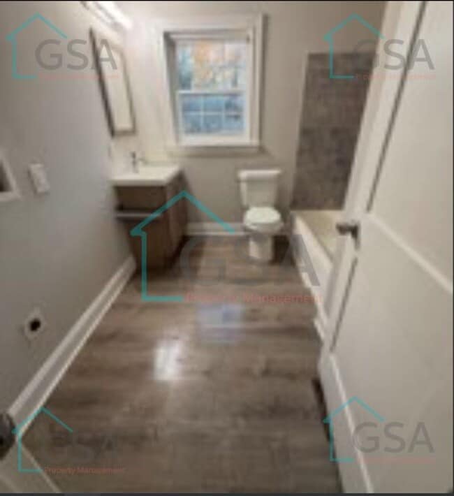 Building Photo - 2 Bedroom 1 Bath Available!