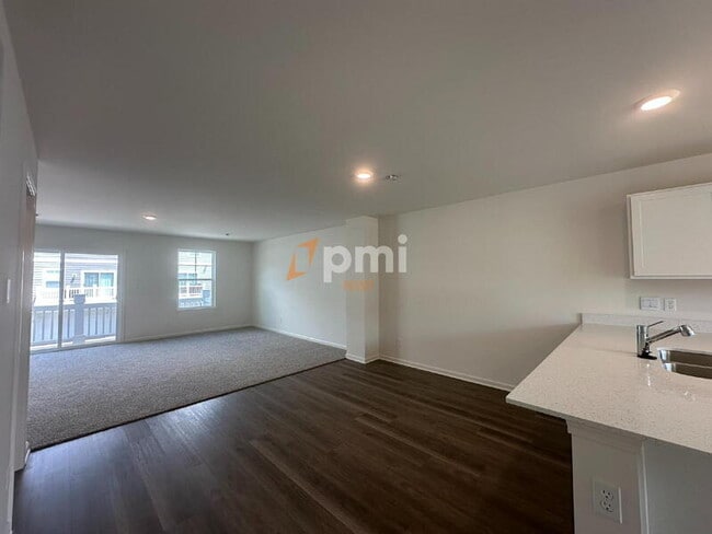 Building Photo - 8750 Clover Ln