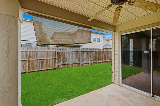 Building Photo - Freshly Painted 3 bedroom home!