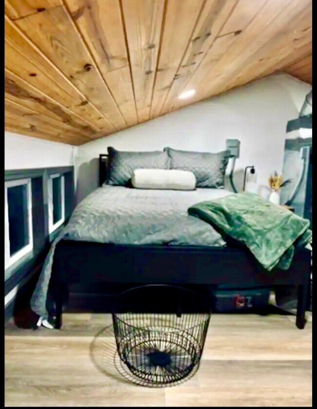 Building Photo - 373 Saddle Surrey Rd