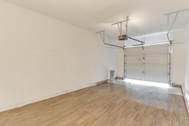 Building Photo - Exceptional 2 Bedroom in Desirable Location & Stunning Amenities