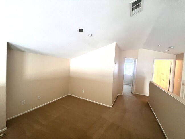 Building Photo - Beautiful 4 Bedroom, 3 Baths Single Family Home In North Fontana for Lease