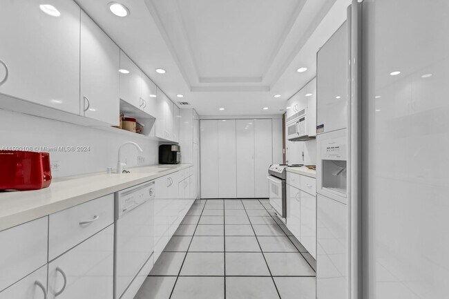 Building Photo - 1121 Crandon Blvd