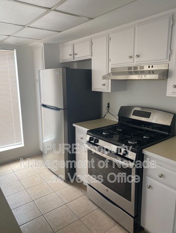 Building Photo - 1405 E Vegas Valley Dr