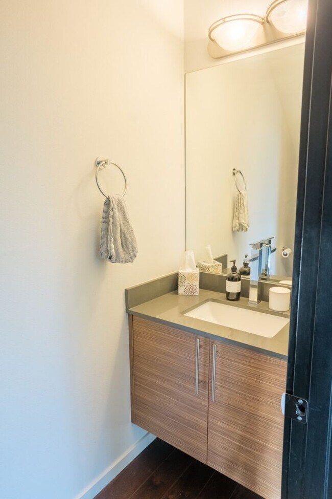 Building Photo - 3Bd/3.25Ba Seattle