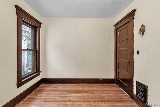 Building Photo - 42 Linden Park