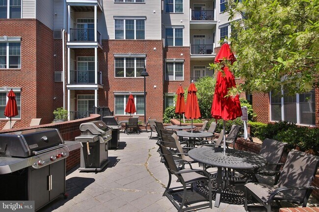 Building Photo - 300 W Elm St