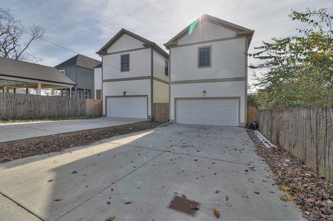 Building Photo - 3009 Batavia St