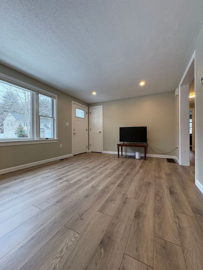 Building Photo - New to the rental market, charming 2 bedroom single family home in Wilmington, MA