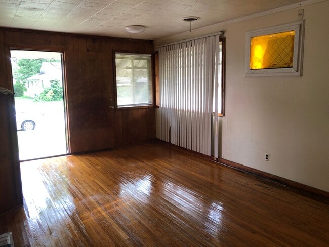 Building Photo - 4 Bedroom and 3 Bathroom home NLR