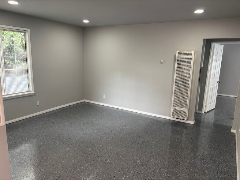 Building Photo - 111 Barney Ct