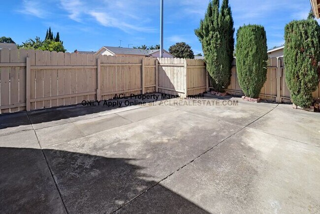 Building Photo - Beautifully updated, One Story Fremont Hom...