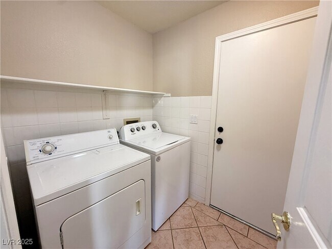 Building Photo - 7761 Locke Haven Dr