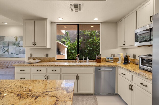Building Photo - 76895 Avenida Fernando