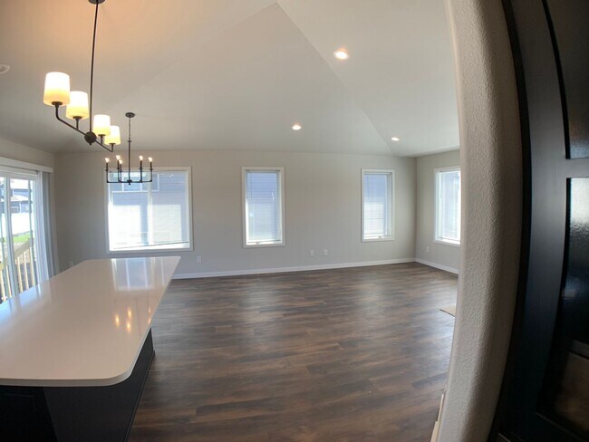 Building Photo - 4 Bed 3 Bath Single Family Home