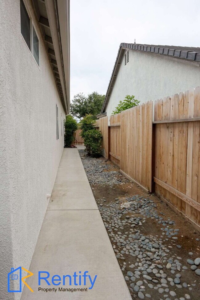 Building Photo - Charming Seven Oaks Home - 4Bed, 2Bath - Gardener Included!