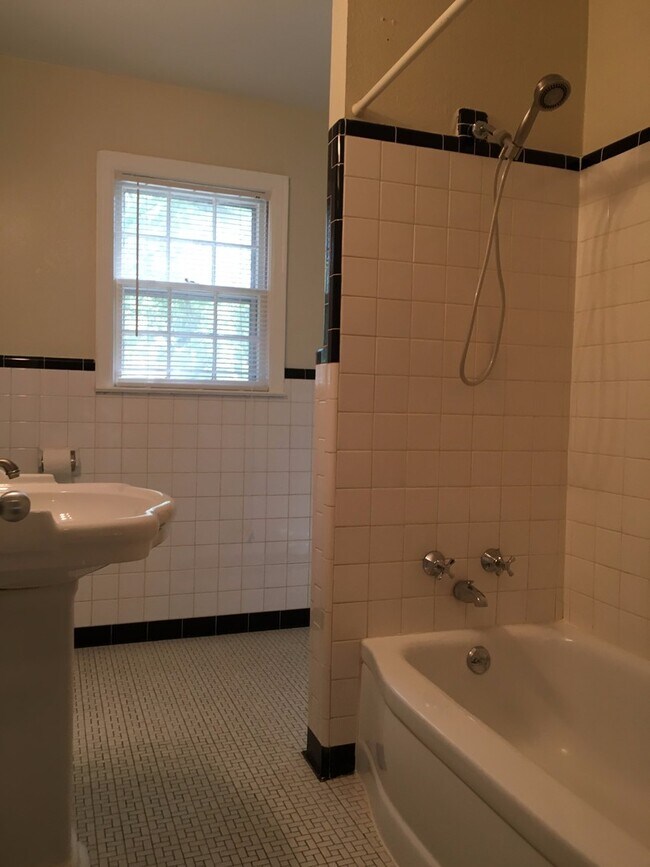 Building Photo - Dont miss out on this spacious East Memphi...