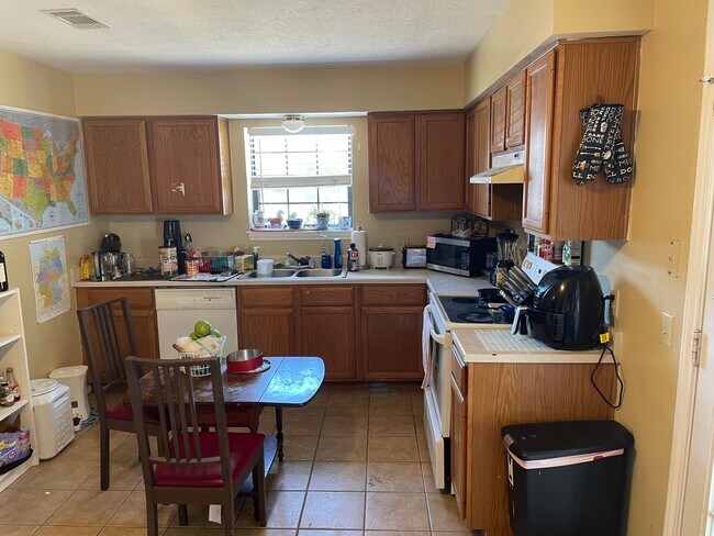 Building Photo - AUGUST 2026 PRE-LEASE!  Charming 3 Bed, 2 Bath Duplex in Great Location!