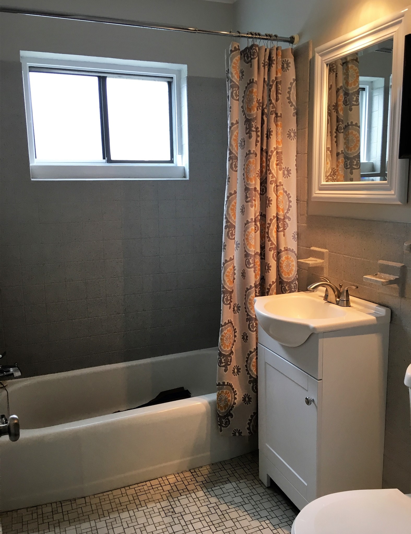 Building Photo - 2223 Laurel Ave