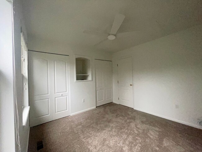 Building Photo - $0 DEPOSIT OPTION. BRIGHT AND SPACIOUS 2/2...