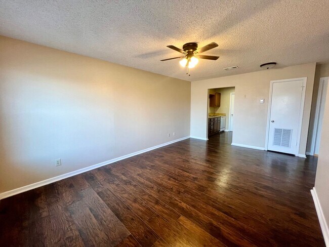 Building Photo - **MOVE IN SPECIAL!** MUST SEE! Spacious 2 ...