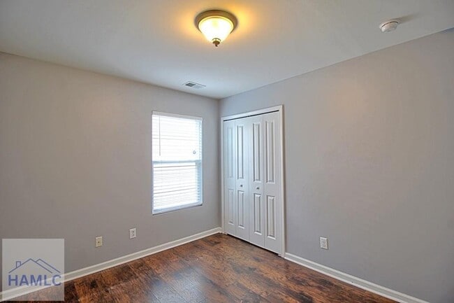 Building Photo - 207 Bender St