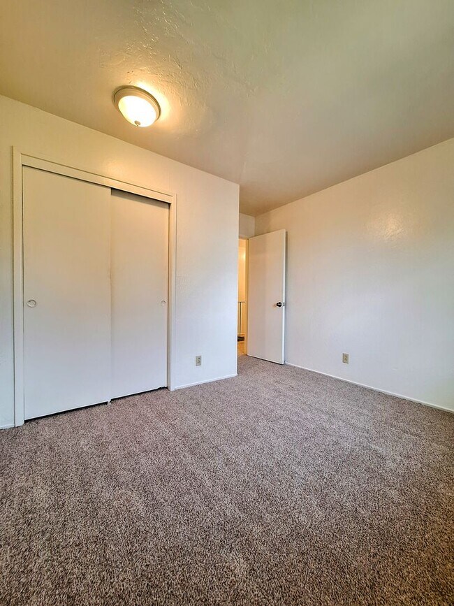 Building Photo - Refurbished 3bd Townhouse Style Apartment