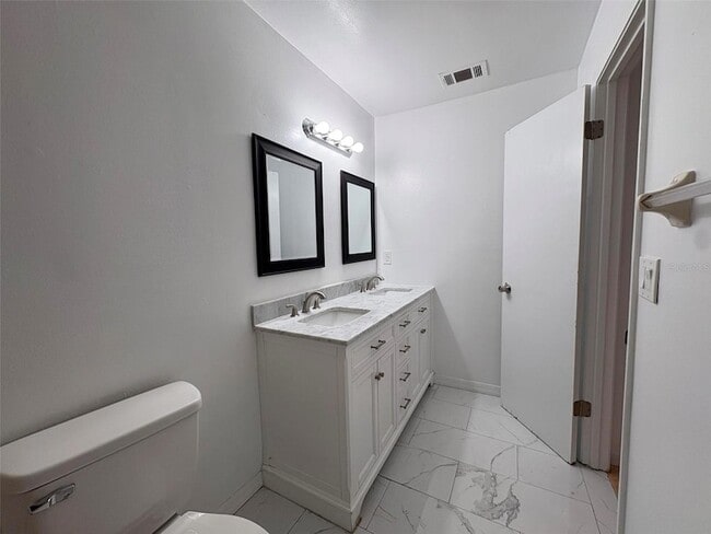 Building Photo - 1724 Foxhall Cir