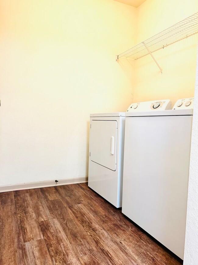 Building Photo - 2 Bedroom Apartment, Great Location!