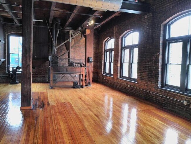 Building Photo - 116 N. 5th St. #210