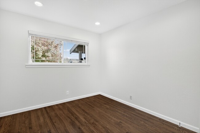 Building Photo - 899 Ebbetts Dr