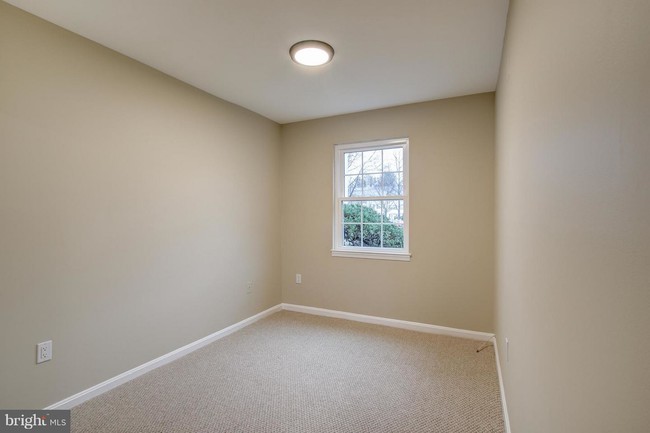 Building Photo - 6 Normandy Square Ct