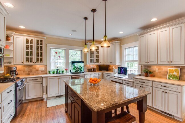 Building Photo - CHARMING RENOVATED TUDOR | WALK TO VANDERBILT & BELMONT