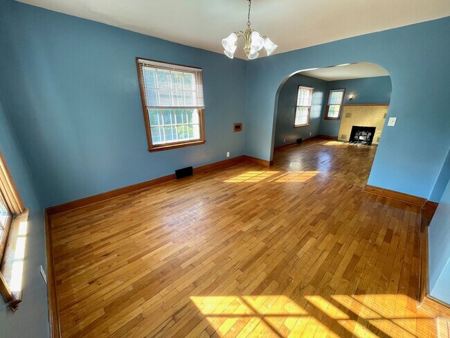 Building Photo - Very Unique 5 Bedroom Home on Large Lot