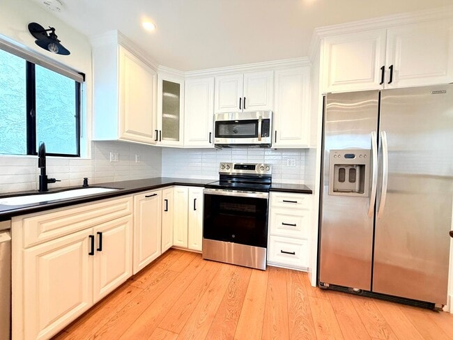 Building Photo - Fantastic 2-Story Home 3 bed 2.5 bath with backyard in Prime Golden Hills-Redondo Beach