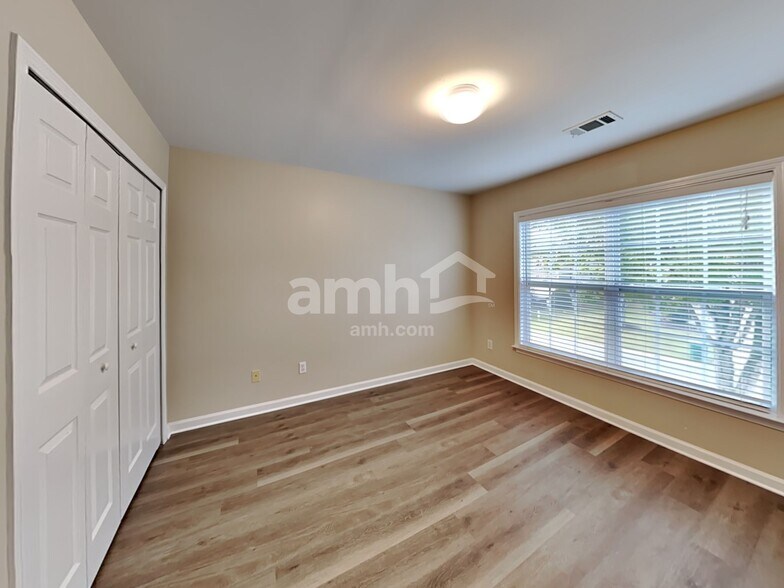 Building Photo - 295 Springs Xing